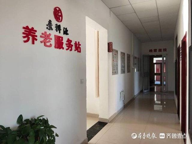 東利社區(qū)智慧養(yǎng)老服務(wù)站解民憂，居民送錦旗(圖2)