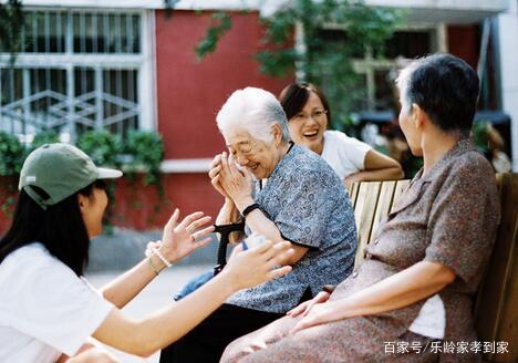 養(yǎng)老院雖好，但家庭照護(hù)床位更不賴(lài)，新型養(yǎng)老模式，多重選擇(圖1)