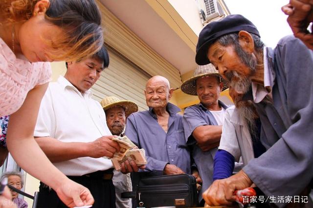 退休老人有福了！70歲老人享受養(yǎng)老金還有高齡補(bǔ)貼，你領(lǐng)取了嗎？(圖2)