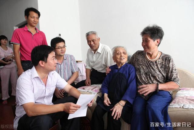 退休老人有福了！70歲老人享受養(yǎng)老金還有高齡補(bǔ)貼，你領(lǐng)取了嗎？(圖3)